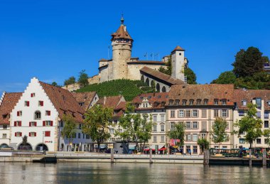 Ren Nehri ve Munot kale içinde Schaffhausen, İsviçre boyunca binalar