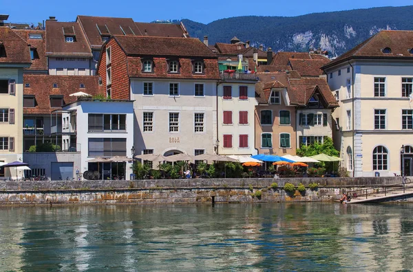 Edifícios ao longo do rio Aare em Solothurn, Suíça — Fotografia de Stock