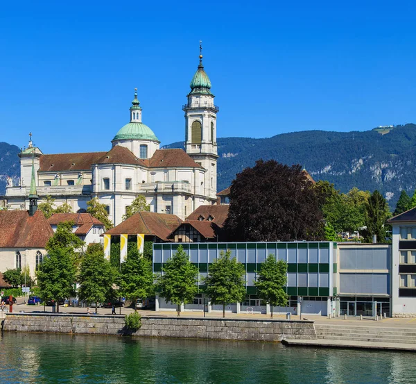 Byggnader längs floden Aare i Solothurn, Schweiz — Stockfoto