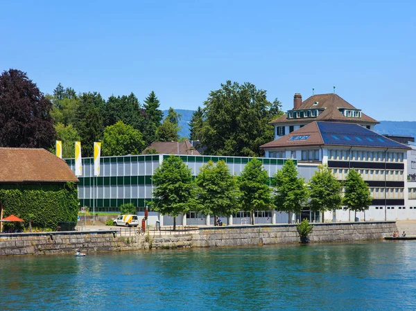 Budovy podél řeky Aare v Solothurn, Švýcarsko — Stock fotografie