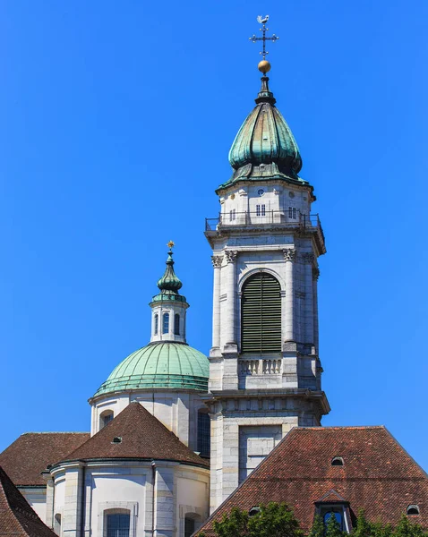 Torens van de St. Ursus kathedraal in de stad van Solothurn, Zwitserland — Stockfoto