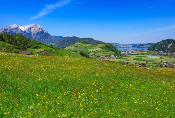 Jarní pohled z Mt. Stanserhorn ve Švýcarsku — Stock fotografie