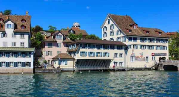 Historiska byggnader längs floden Limmat i Zürich, Schweiz — Stockfoto