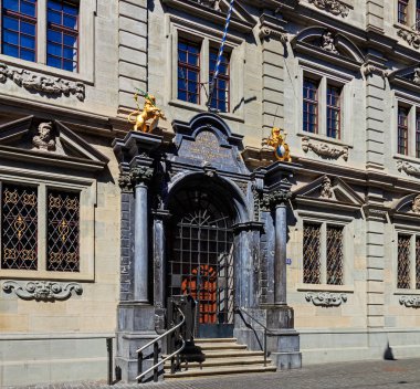 Rathaus Zurich, İsviçre'de bina girişine
