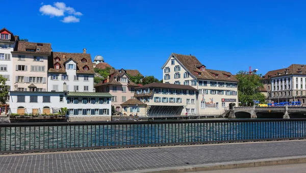 Edifici storici lungo il fiume Limmat a Zurigo, Svizzera — Foto Stock