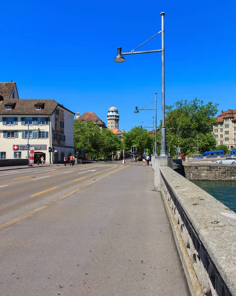 View along Rudolf Brun bridge in the city of Zurich, Switzerland — Stock Photo, Image