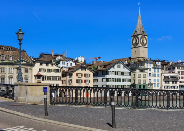 Edificios del casco antiguo a lo largo del río Limmmat en Zurich, Suiza — Foto de Stock