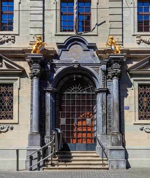 Entrada para o edifício Rathaus em Zurique, Suíça — Fotografia de Stock