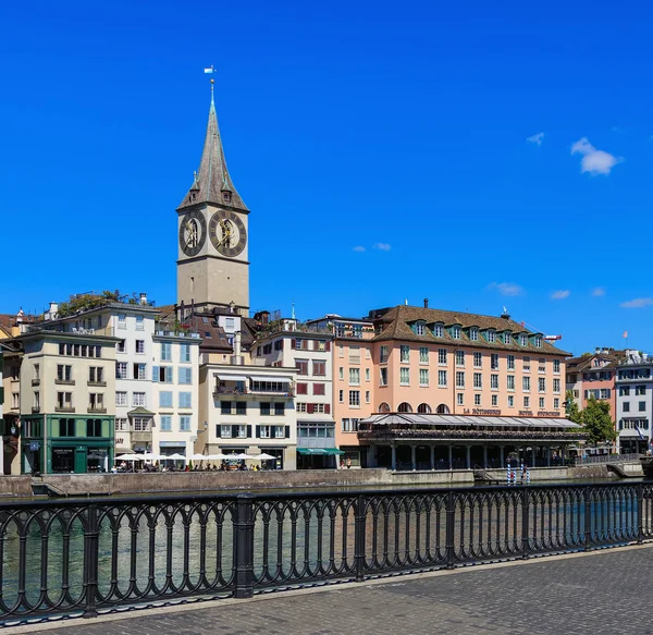 Altstadthäuser entlang des Limmatflusses in der Stadt Zürich, Schweiz — Stockfoto