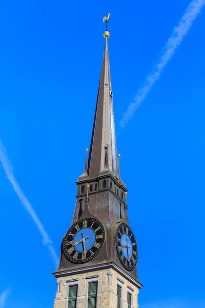 Toren van de kerk van St. Jakob in Zurich, Zwitserland — Stockfoto