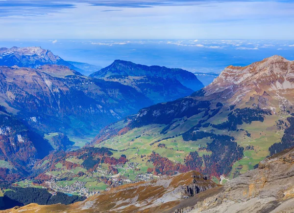 Pohled z Mt. Titlis ve švýcarských Alpách na podzim — Stock fotografie
