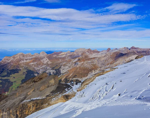 Uitzicht vanaf Mt. Titlis in de Zwitserse Alpen in het najaar — Stockfoto