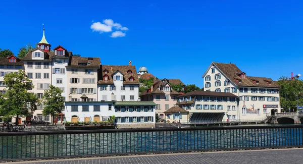Edificios de la ciudad vieja a lo largo del río Limmat en Zurich, Suiza — Foto de Stock