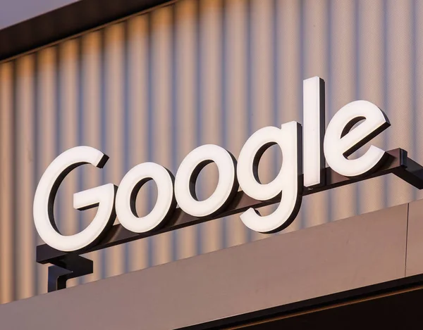 Google Zürih'te bir ofis girişi yukarıda işaret