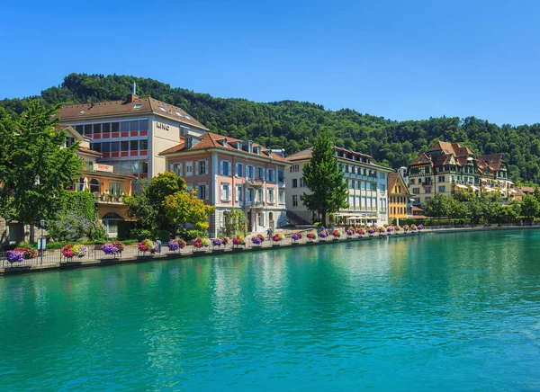 La rivière Aare et ses bâtiments le long de la ville de Thoune, Swit — Photo