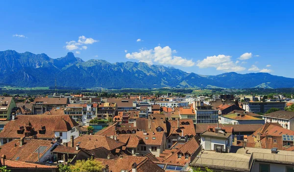 Vista da cidade de Thun, na Suíça, no verão — Fotografia de Stock