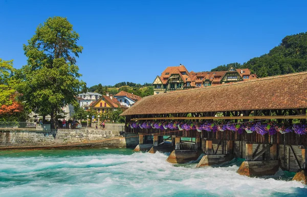 La rivière Aare dans la ville de Thoune en Suisse en été — Photo