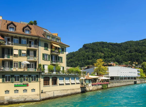 Bâtiments le long de la rivière Aare dans la ville de Thoune, Suisse — Photo