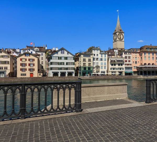 De rivier Limmat en de gebouwen langs in Zurich, Zwitserland — Stockfoto
