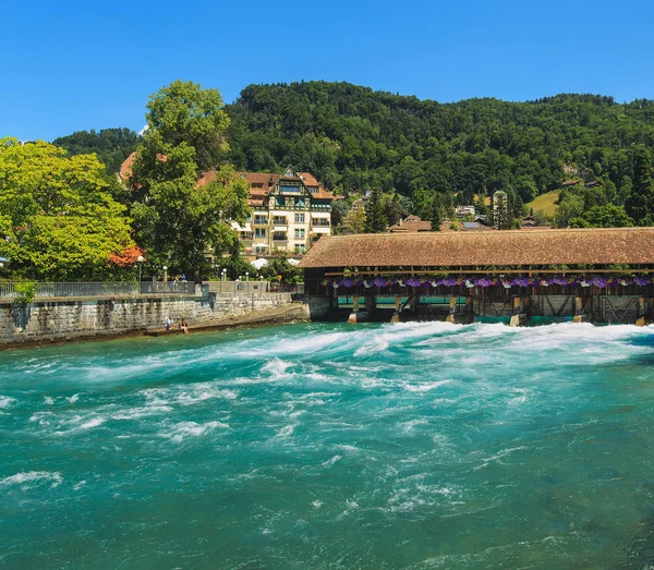 La rivière Aare dans la ville de Thoune en été — Photo