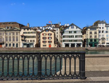 Limmat Nehri ve boyunca bu binalar Zurich, İsviçre