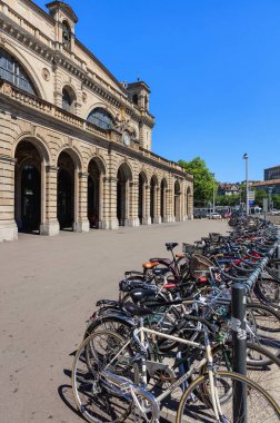 Cephe Zürih ana tren istasyonu, Bisiklet önünde park