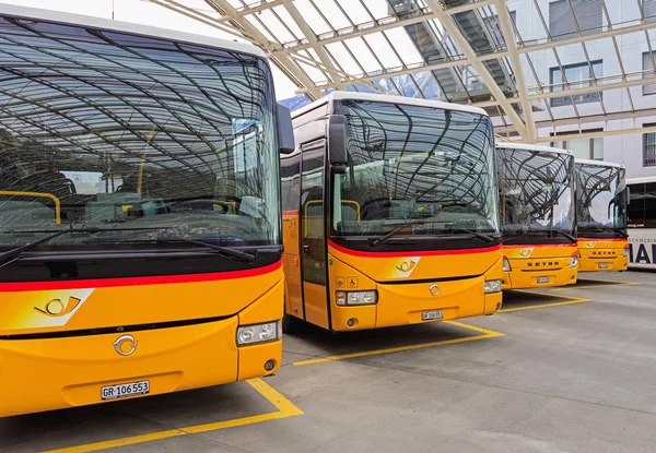 Postbusse am Busbahnhof in der Stadt Chur in der Schweiz — Stockfoto