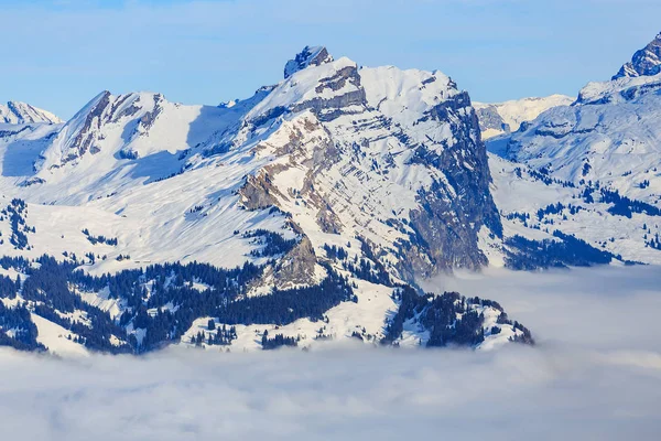 Θέα από το όρος Fronalpstock στην Ελβετία το χειμώνα — Φωτογραφία Αρχείου