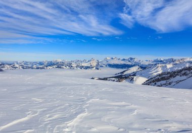 Fronalpstock dağın İsviçre görünümünden kış