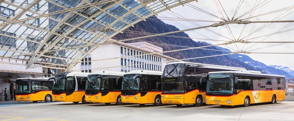 Postbusse am Busbahnhof in der Stadt Chur in der Schweiz — Stockfoto