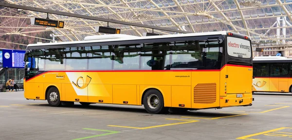 Postbusse am Busbahnhof in der Stadt Chur in der Schweiz — Stockfoto