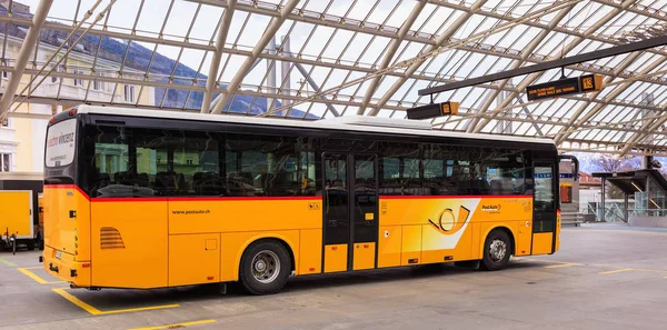 Postbus am Busbahnhof in der Stadt Chur, Schweiz — Stockfoto