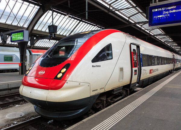 Локомотив Mani Matter на платформе центрального вокзала Цюриха
