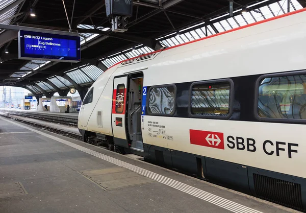 Tren de pasajeros en una plataforma de la estación principal de Zurich —  Fotos de Stock