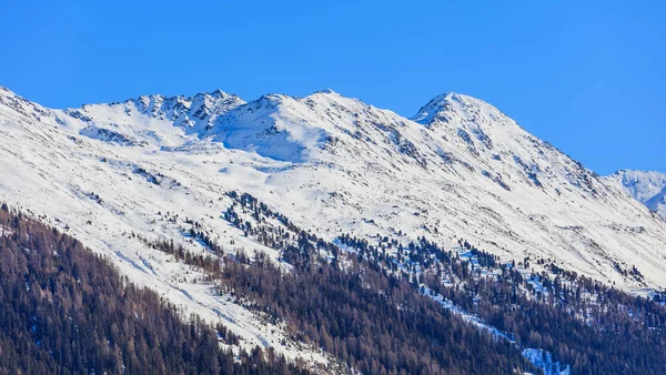 Cúpulas dos Alpes Suíços vistas de Davos no inverno — Fotografia de Stock