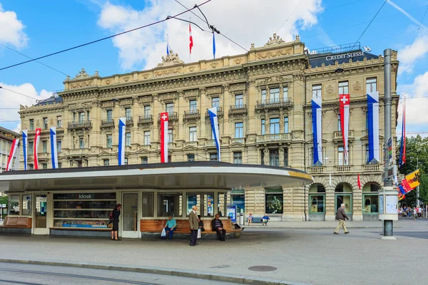 Paradeplatz square i Zürich på schweiziska nationaldagen — Stockfoto