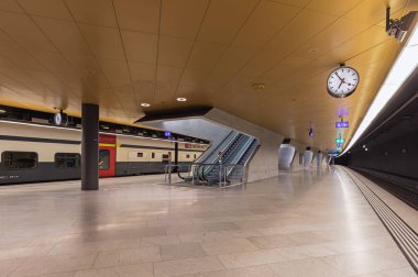 Zürih ana tren istasyonu metro bölümünün platformu