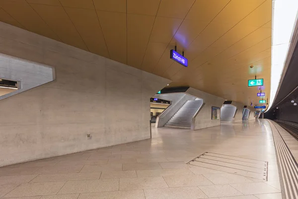 Plataforma de la parte subterránea de la estación principal de tren de Zurich — Foto de Stock