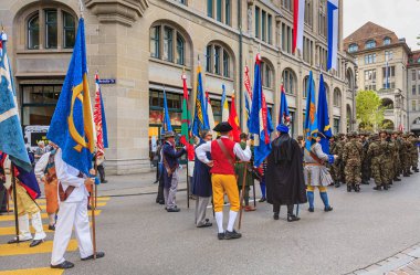 İsviçre Ulusal Günü Yürüyüşü katılımcıların Zurich, İsviçre