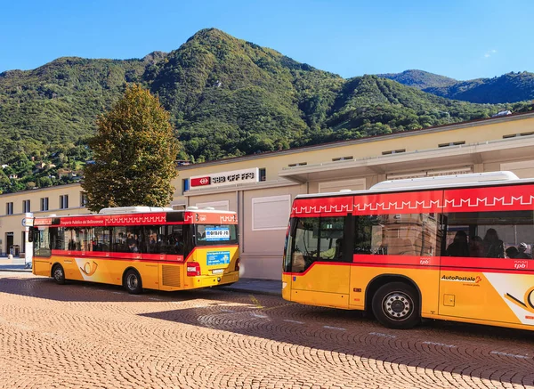 Bokför bussar i staden i Bellinzona i Schweiz — Stockfoto