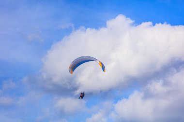 Yamaçparaşütü beyaz bulutlar mavi gökyüzü