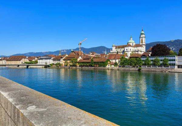 Die Aare in der Stadt Solothurn in der Schweiz — Stockfoto