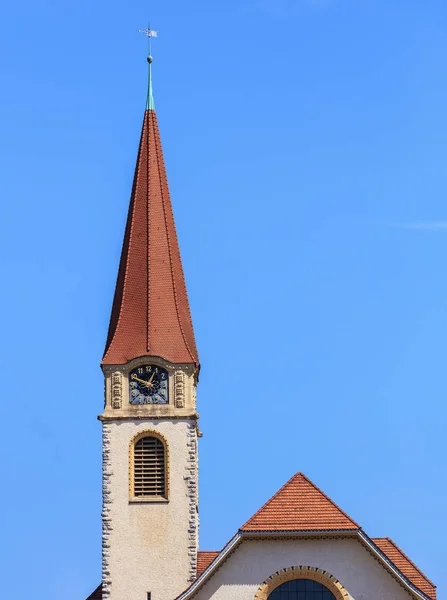 Torre do relógio da igreja protestante na cidade de Wallisellen , — Fotografia de Stock