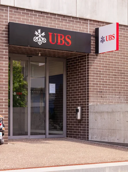 Вход в офис банка UBS — стоковое фото