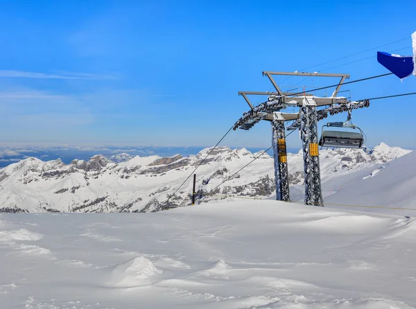 スイスの山ティトリスの頭上式のケーブルカー — ストック写真