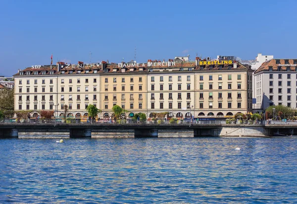 Cenevre, İsviçre'deki Rhone Nehri boyunca binalar