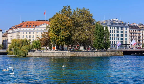 Cenevre, İsviçre'deki Rhone Nehri boyunca binalar — Stok fotoğraf