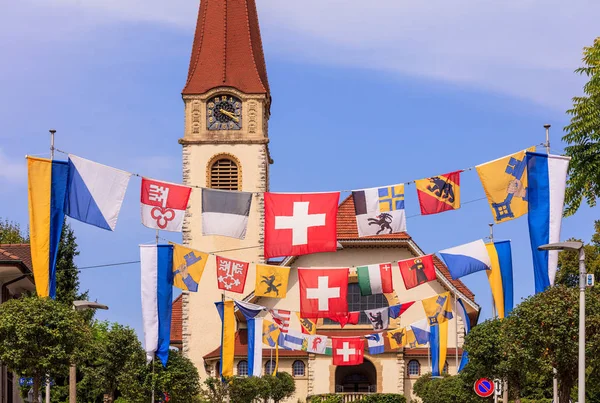 Straat in Wallisellen versierd met vlaggen voor de Zwitserse National — Stockfoto