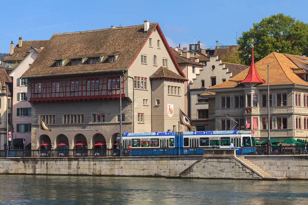 Embankment of the Limmat river in Zurich, Switzerland — Stock Photo, Image