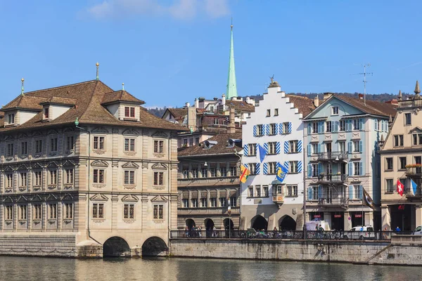 Edifici lungo il fiume Limmat a Zurigo, Svizzera — Foto Stock